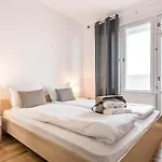 Bright And Comfy Place Apartment Warna