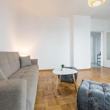 Bright And Comfy Place ヴァルナ