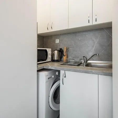 Bright And Comfy Place Apartment Warna
