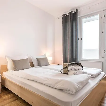 Bright And Comfy Place Apartment Warna